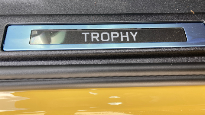 Land Rover Defender 3.0 D350 Trophy Edition Deep Sandglow 110 5dr Auto Diesel Estate - Image 27